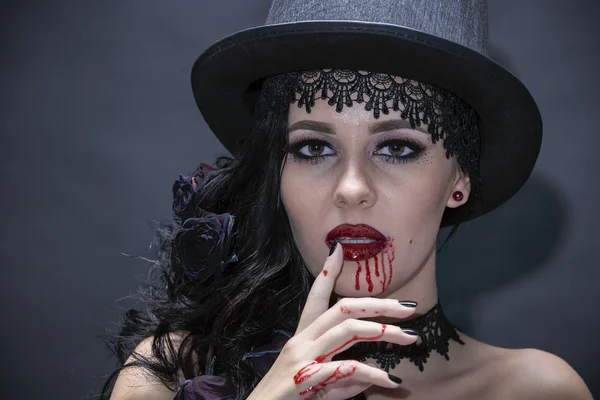 Retrato de una hermosa morena con sombrero sobre fondo negro —  Fotos de Stock