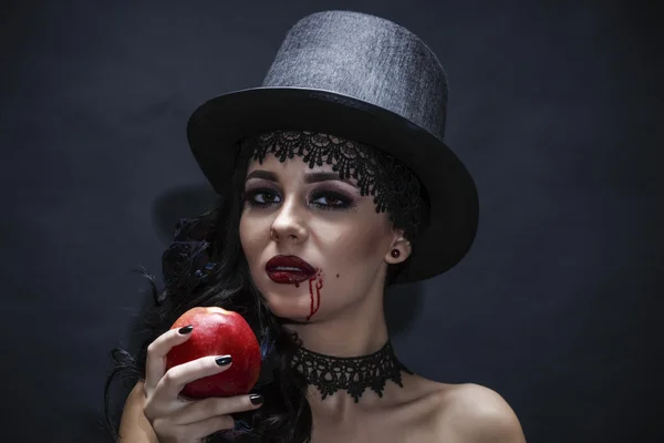 Halloween. Módní portrét ženy upíří čarodějnice nebo v noci, s — Stock fotografie