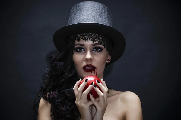 Halloween. Retrato de moda de bruja o vampiro de noche mujer con —  Fotos de Stock