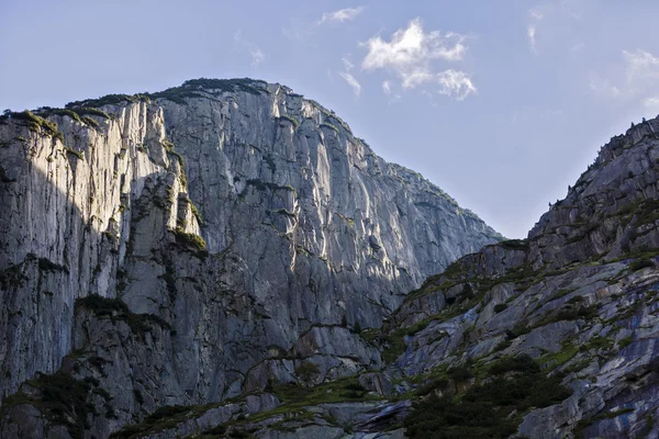 Bela parede de montanha rochosa em alpes — Fotografia de Stock