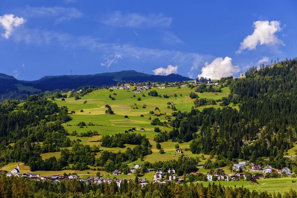 Ідилічному літній краєвид в Альпах зі свіжої зелені гори — стокове фото