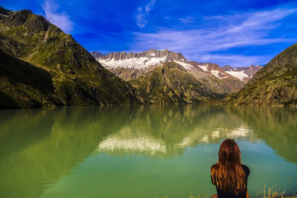 Женщины восхищаются красивым горным пейзажем с озером — стоковое фото