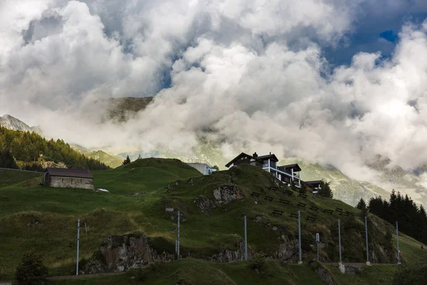 Idylické letní krajina v Alpách s čerstvou zelenou horou — Stock fotografie