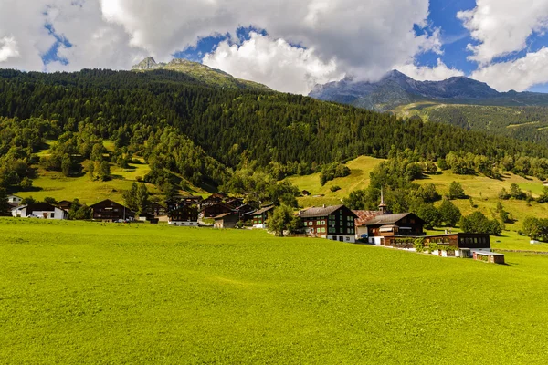 Summer sielankowy krajobraz w Alpach ze świeżych Zielona Góra — Zdjęcie stockowe