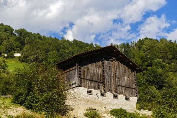 Paisaje idílico de verano en los Alpes con montaña verde fresca —  Fotos de Stock