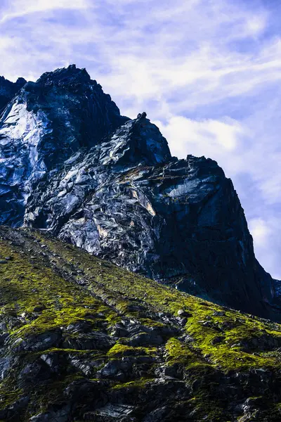 Quadro drammatico con vetta di montagna in alpi — Foto Stock