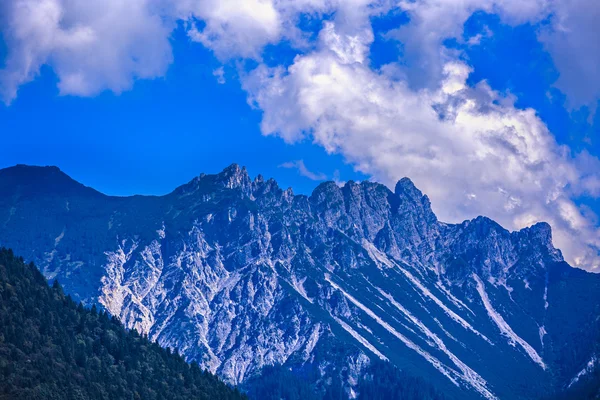 Quadro dramático com pico de montanha em alpes — Fotografia de Stock