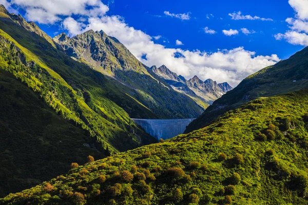 Paisagem montanhosa com uma barragem em alpes — Fotografia de Stock