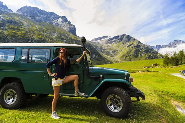 Krásná žena turistické poblíž car 4 x 4 na hoře — Stock fotografie