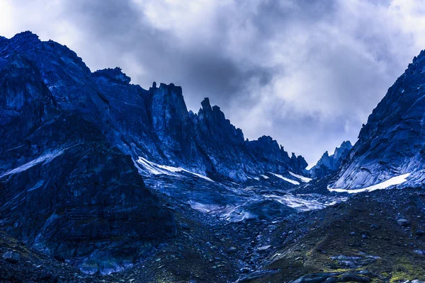 Quadro drammatico con vetta di montagna in alpi — Foto Stock