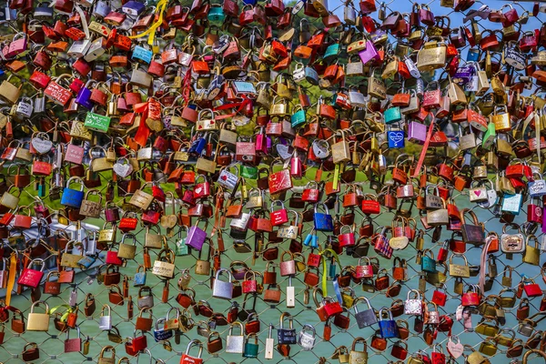 Sloten op een brug in Salzburg Oostenrijk — Stockfoto