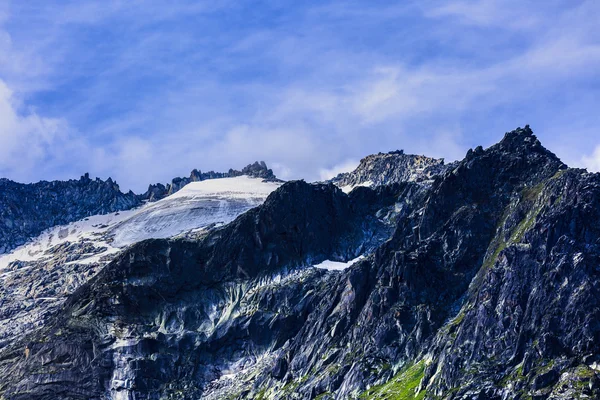 Quadro dramático com pico de montanha em alpes — Fotografia de Stock