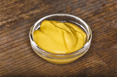 Ahşap tahta üzerinde hardallı kase