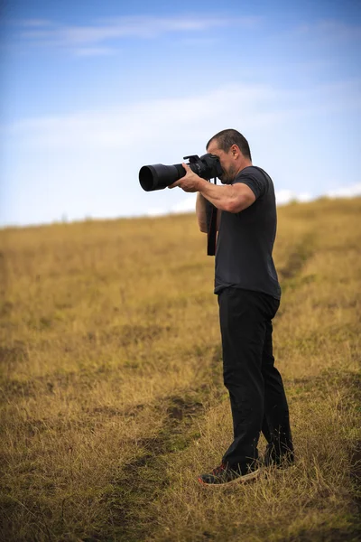 Fotografo professionista di fauna selvatica con attrezzature — Foto Stock