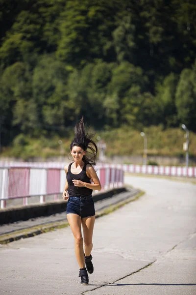 Mujer corriendo en la carretera — Foto de Stock