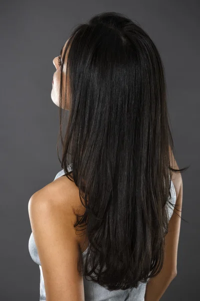 Mooie brunette vrouw met lang haar — Stockfoto