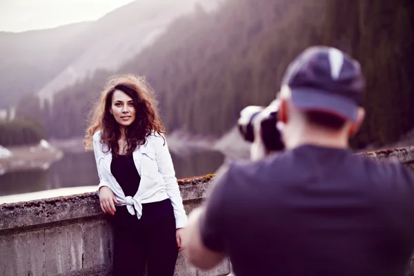 Photographer takes pictures of a model mountain nature — Stock Photo, Image