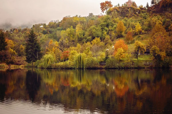 Paisagem com reflexos de cores de outono em um lago — Fotografia de Stock