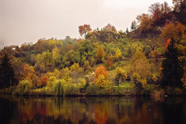 Paisagem com reflexos de cores de outono em um lago — Fotografia de Stock