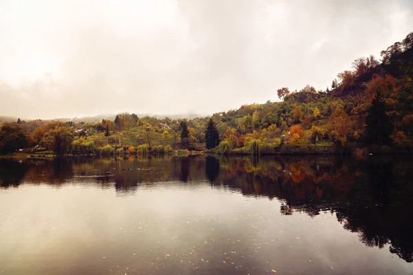 Paisagem com reflexos de cores de outono em um lago — Fotografia de Stock