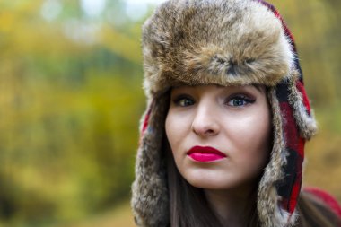 Rus şapkalı güzel kadın