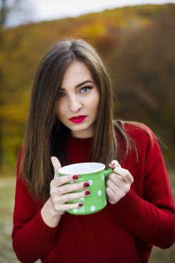 Sonbahar kavramı - sonbahar kadın altında parkta bankta kahve içme 