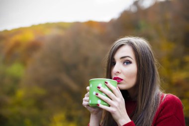 Sonbahar kavramı - sonbahar kadın altında parkta bankta kahve içme 