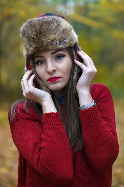 Bela mulher com um chapéu russo — Fotografia de Stock