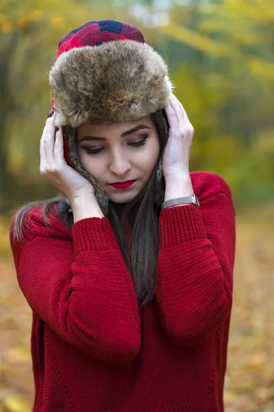 Όμορφη γυναίκα με μια ρωσική καπέλο — Φωτογραφία Αρχείου