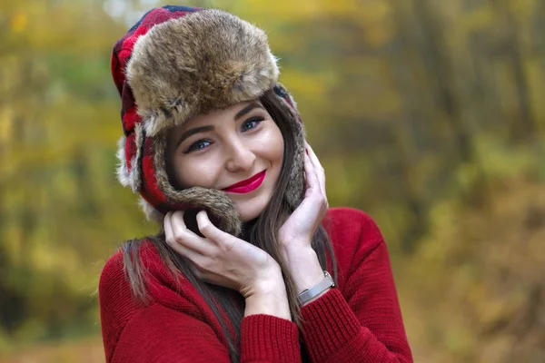 Kaunis nainen venäläinen hattu — kuvapankkivalokuva