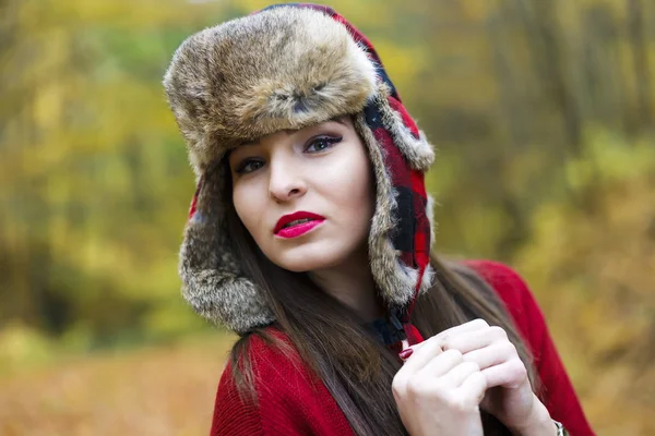 Bella donna con un cappello russo — Foto Stock