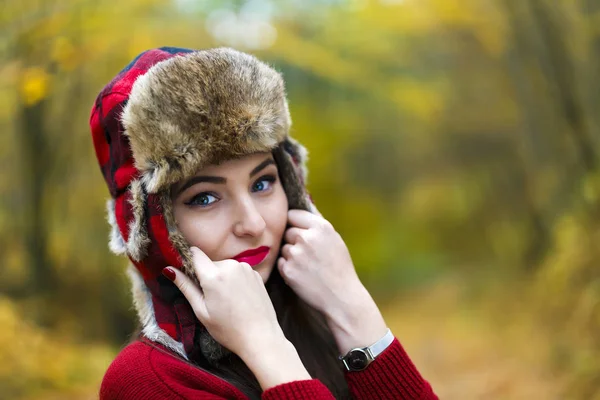 Schöne Frau mit russischem Hut — Stockfoto