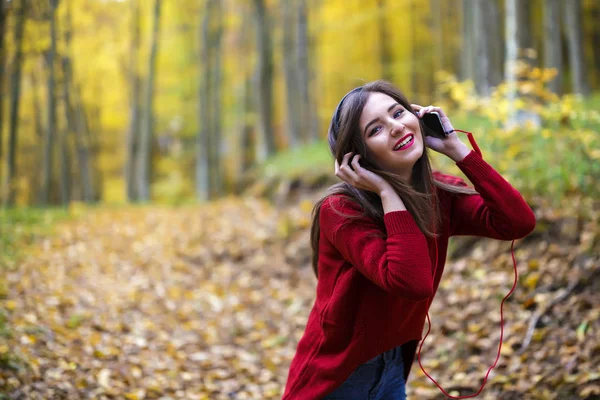 屋外秋のヘッドフォンで若い白人ブルネットの女性 — ストック写真