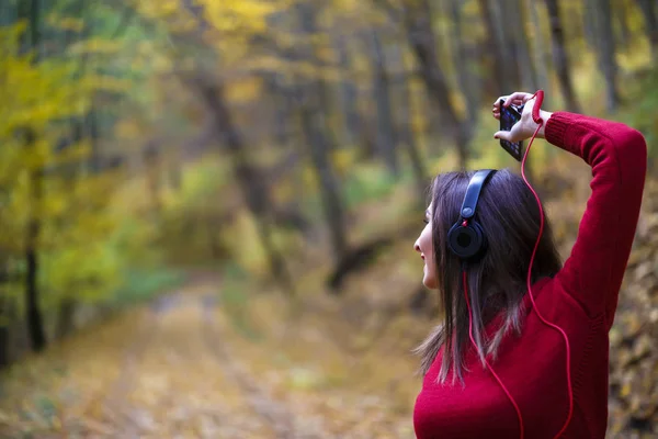 Młoda kobieta Brunetka kaukaski, z słuchawki na zewnątrz na jesień — Zdjęcie stockowe