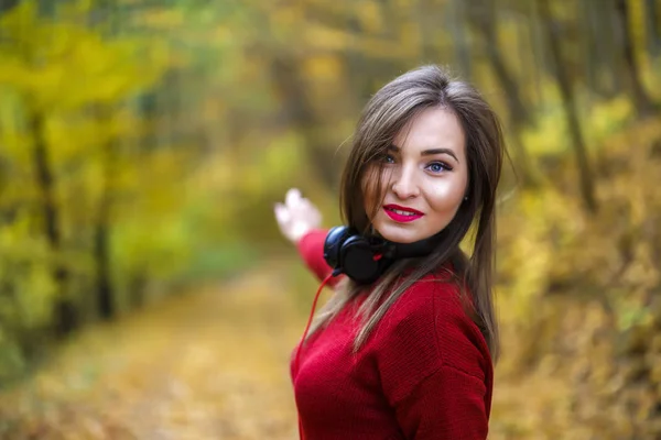屋外秋のヘッドフォンで若い白人ブルネットの女性 — ストック写真