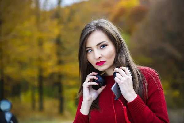 Joven mujer morena caucásica con auriculares al aire libre en el autum —  Fotos de Stock