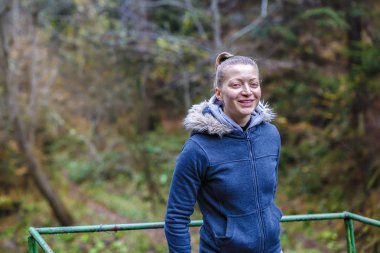 Portre portre bir güzel turist kadının açık