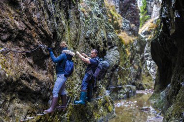 kaç yürüyüşçü bir geçit yukarıdaki Emanet kablolara tırmanma 
