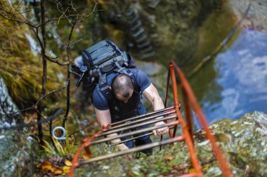 Bir çok diffi bir emanet zincirleri üzerinde tırmanma beyaz uzun yürüyüşe çıkan kimse