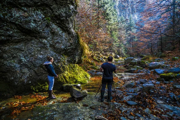 Profesionální přírodní fotograf fotografování s fotoaparátem na stativu — Stock fotografie