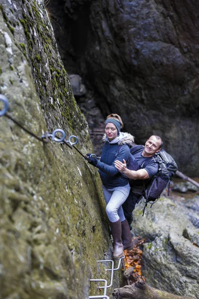 上記峡谷の安全ケーブルの登山者のカップル、 — ストック写真