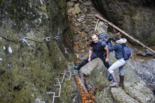 上記峡谷の安全ケーブルの登山者のカップル、 — ストック写真