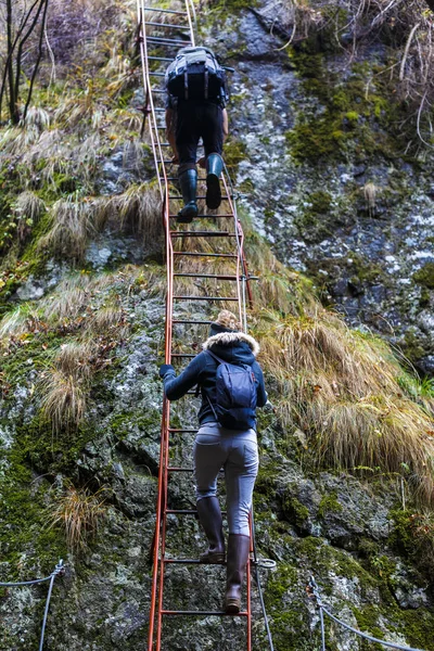 Pár túrázók biztonsági kábelek a fenti gorge hegymászás a — Stock Fotó