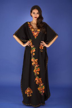 Genç Hintli kadın geleneksel giyim