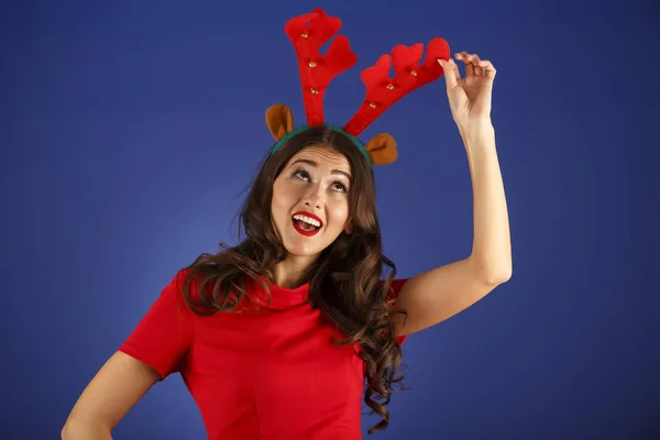 Hermosa mujer con orejas de renos divertidas de Navidad —  Fotos de Stock