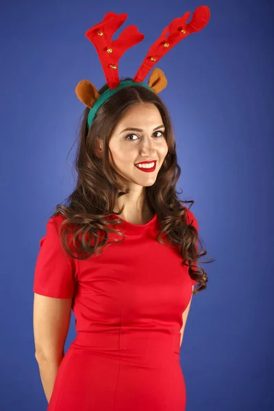 Smuk kvinde med jul sjove rensdyr ører - Stock-foto