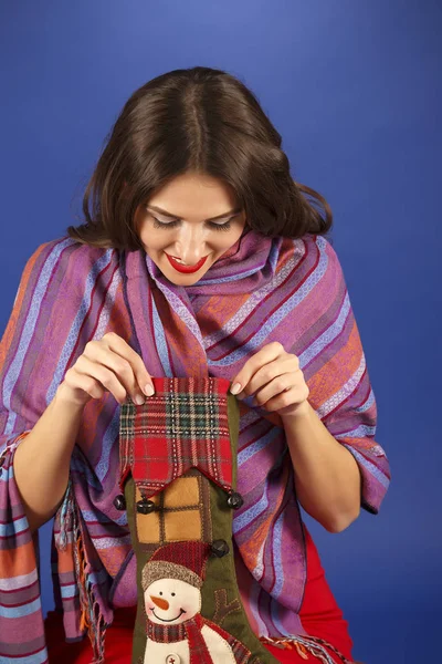 Schöne junge Frau hält Weihnachtssocke mit Geschenken — Stockfoto