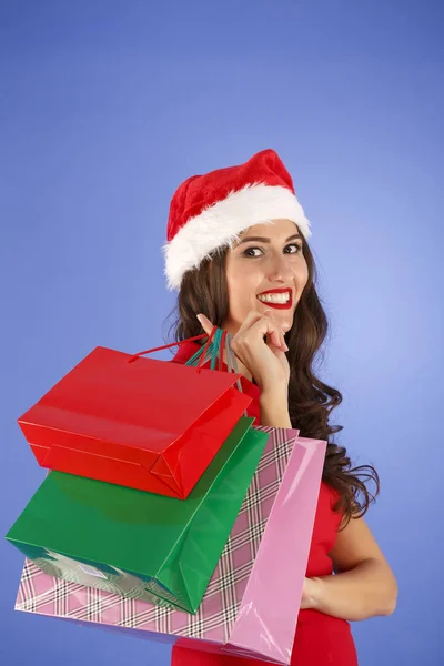 Porträt einer jungen lächelnden Frau beim Einkaufen vor Weihnachten — Stockfoto