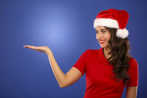 Bella sorridente Natale Santa donna indicando mostrando copia — Foto Stock