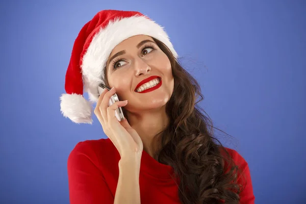Χριστούγεννα ευτυχισμένη γυναίκα με ένα έξυπνο τηλέφωνο — Φωτογραφία Αρχείου